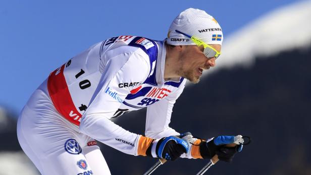 Ein schwedischer Skilangläufer während eines Rennens.