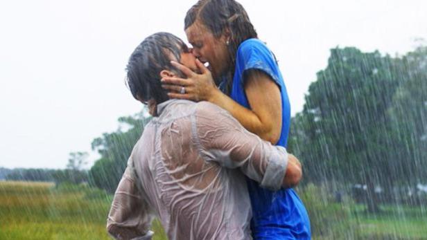 Ein Paar küsst sich leidenschaftlich im Regen.