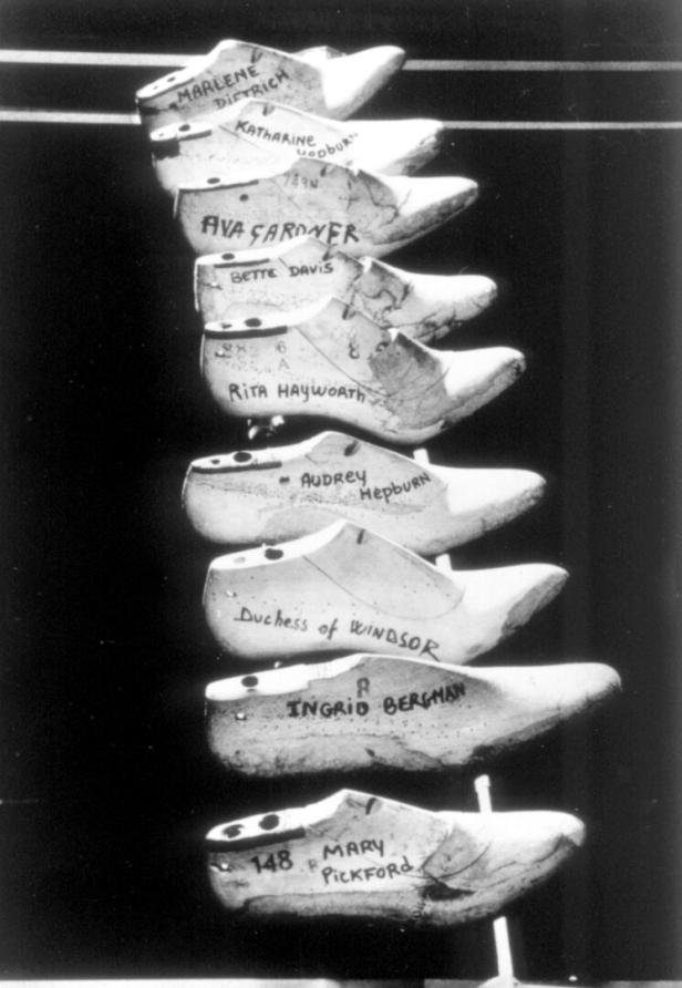Schuhleisten mit den Namen von Schauspielerinnen wie Marlene Dietrich und Audrey Hepburn.
