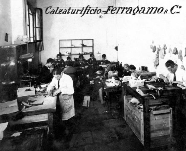 Historische Aufnahme einer Schuhfabrik von Calzaturificio Ferragamo & C. mit arbeitenden Menschen.