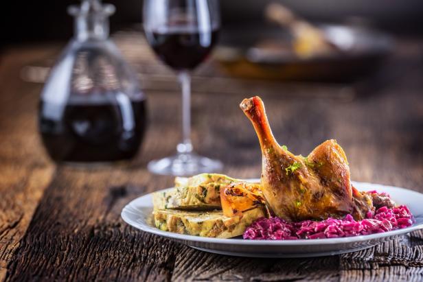 Martinigansl mit Rotkraut und Knödl.