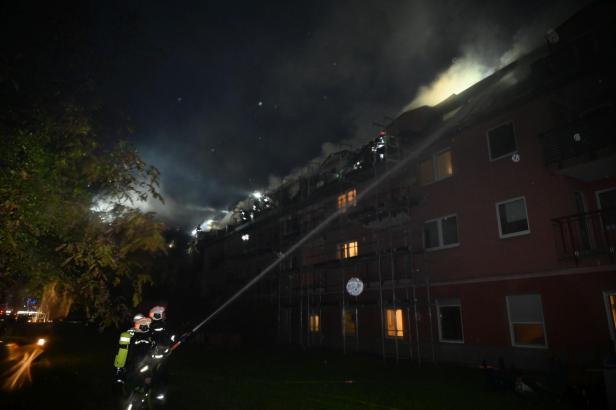 Dachbrand in Liesing: 35 Bewohner in Sicherheit gebracht