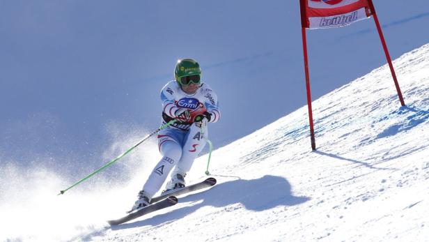 Eine Skirennläuferin fährt einen Hang in Kvitfjell hinunter.
