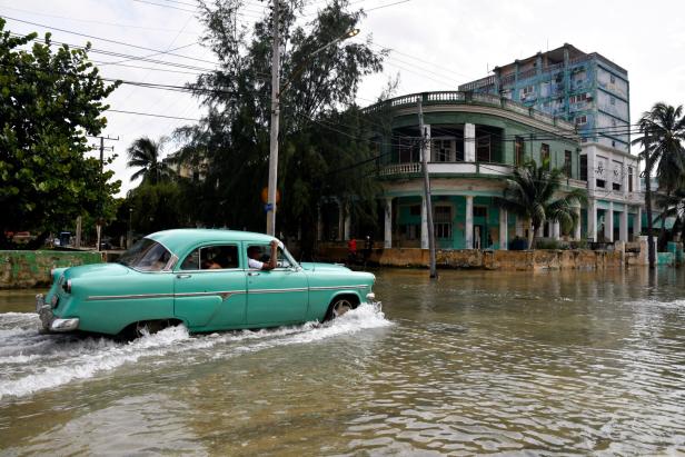 Hurrikan "Milton" hat Florida erreicht: Erste Berichte über Todesopfer