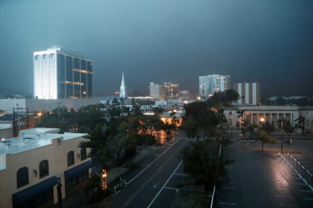 Hurrikan "Milton" hat Florida erreicht: Erste Berichte über Todesopfer