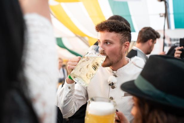 Ablenkung: Simone Lugner feiert mit den Jungbauern auf der Wiener Wiesn