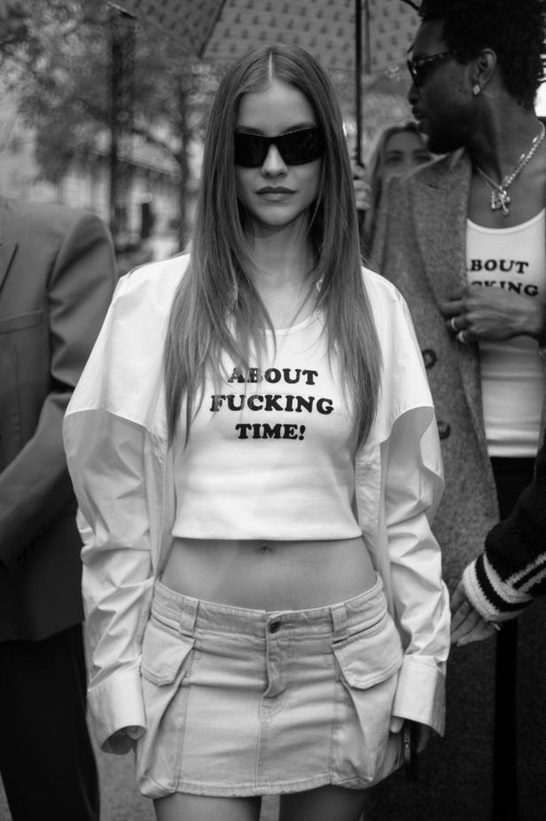 Barbara Palvin mit Sonnenbrille und einem T-Shirt mit der Aufschrift „About Fucking Time!“.