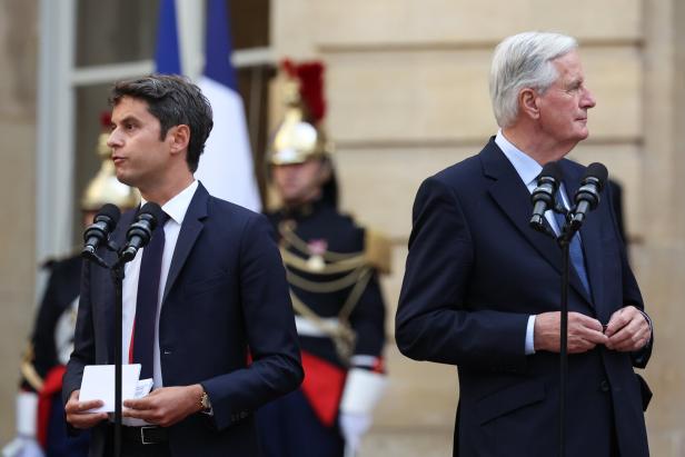 Michel Barnier (r.) und sein Vorgänger Gabriel Attal (l.).