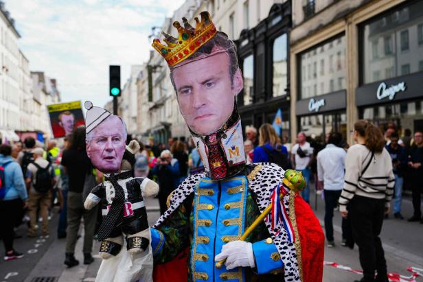 Protest: Ein als Emmanuel Macron verkleideter Demonstrant hält eine Barnier-Marionette, 21. September 2024.