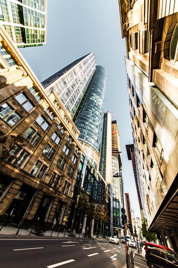 Blick von der Straße auf die hohen Gebäude von Frankfurt am Main.