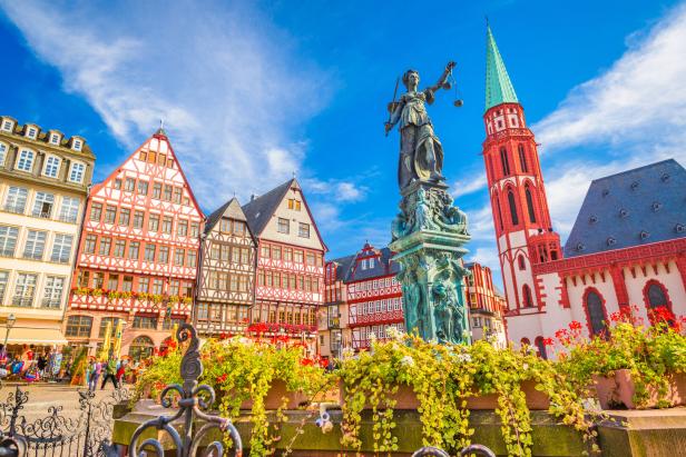 Der Römerberg in Frankfurt mit dem Justitiabrunnen und Fachwerkhäusern.