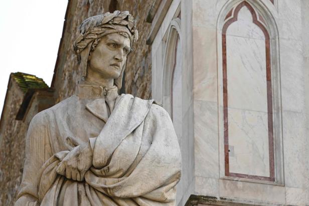 Eine Statue von Dante Alighieri mit einem Lorbeerkranz.