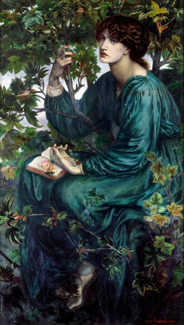 Eine Frau im grünen Kleid sitzt in einem Baum und hält ein Buch mit einer Rose darauf.