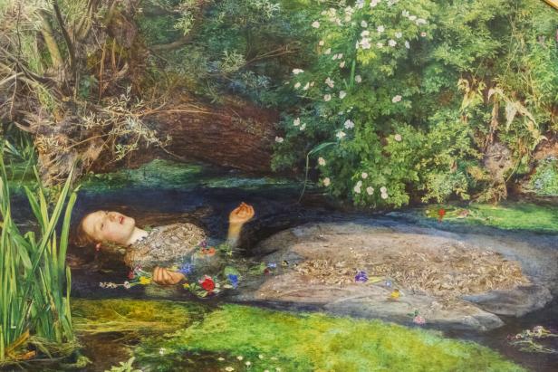 Gemälde „Ophelia“ von Millais, das eine junge Frau in einem von Blumen geschmückten Bach zeigt.