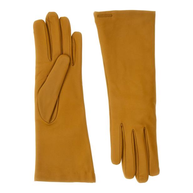 Ein Paar lange, ockerfarbene Lederhandschuhe von Ferragamo liegen auf einem weißen Hintergrund.