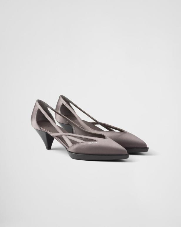 Ein Paar graue Prada-Pumps mit schwarzen Absätzen und dem Prada-Logo.