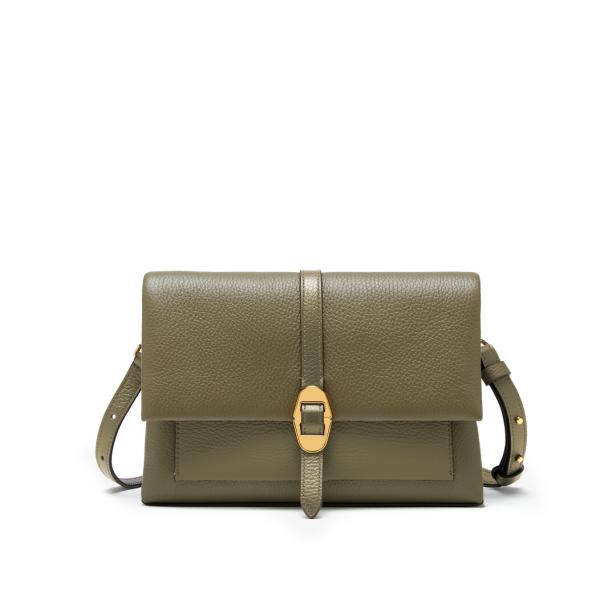 Eine olivgrüne Ledertasche mit goldenem Verschluss vor einem weißen Hintergrund.