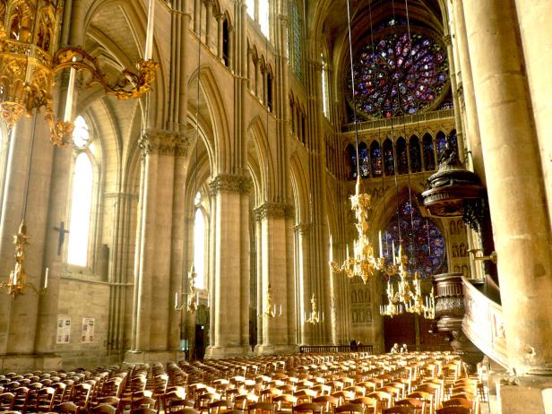 Das hohe Schiff der Kathedrale von Reims mit bunter Fensterrose.