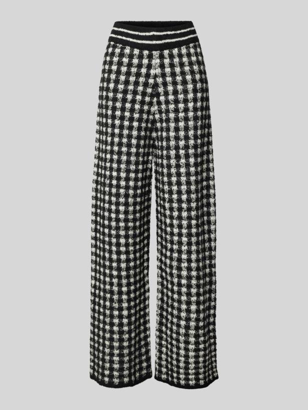 Eine weite Hose mit schwarz-weißem Hahnentrittmuster von S. Oliver.