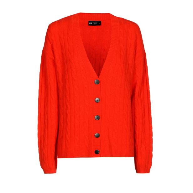 Eine rote Strickjacke mit Zopfmuster und Knöpfen.