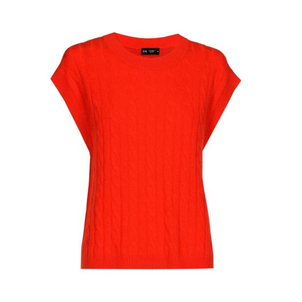 Ein ärmelloser, oranger Strickpullover mit Zopfmuster.