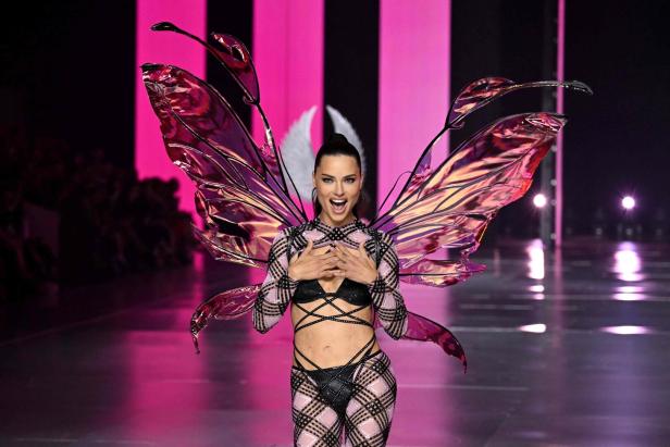 Adriana Lima mit großen, schimmernden Flügeln auf dem Laufsteg.