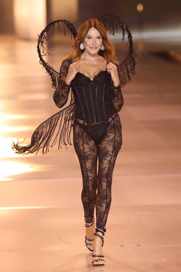 Carla Bruni läuft in schwarzer Spitze und Engelsflügeln über den Laufsteg.