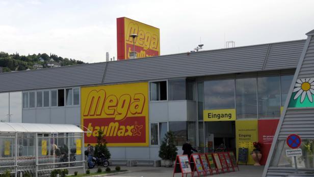 Ein Mega BauMax Baumarkt mit Eingangsbereich und Einkaufswagen.