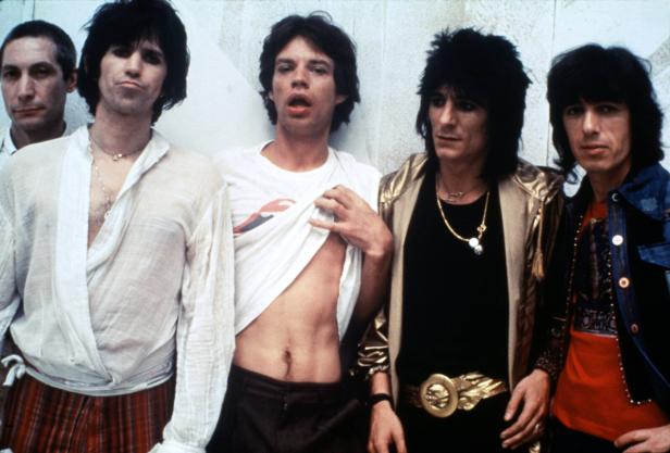 Die Rolling Stones posieren für ein Gruppenfoto.