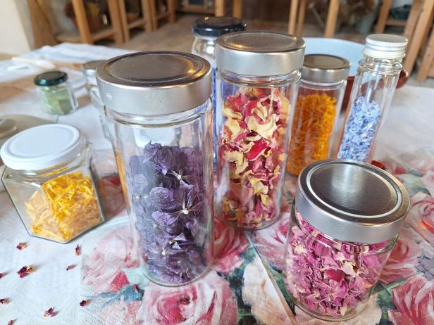 Blickfang: Gläser mit getrockneten Blüten von Rose, Korn- und Ringelblume.