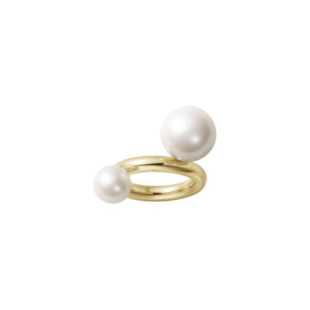 Ein goldener Ring mit zwei aufgesetzten Perlen.