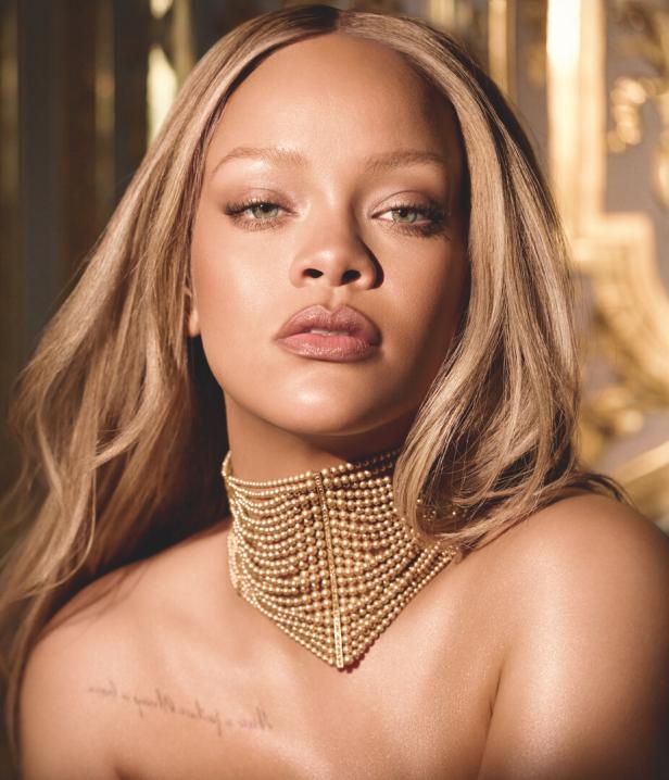 Nahaufnahme von Rihanna mit blonden Haaren und einer goldenen Halskette.