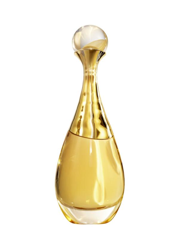Ein goldener Flakon des Parfüms J’Adore von Dior auf einem weißen Hintergrund.
