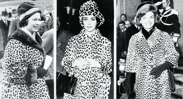 Drei Frauen, darunter Königin Elisabeth II. und Jackie Kennedy, tragen Leopardenmäntel.