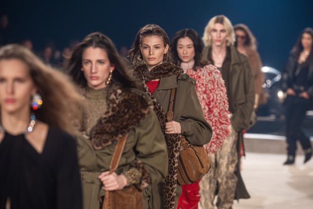 Models präsentieren Herbstmode auf einem Laufsteg.