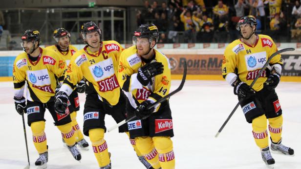 Eishockeyspieler der Vienna Capitals in gelb-schwarzer Spielkleidung auf dem Eis.