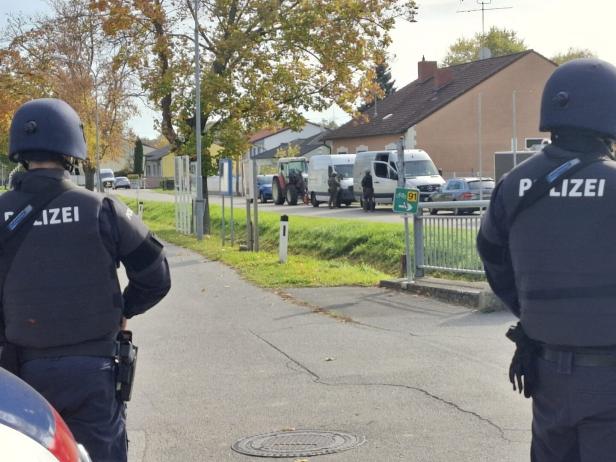 Frau im Weinviertel erstochen und in Keller verschanzt: Verdächtiger nach Explosion tot