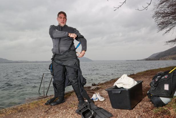 Axel Halbhuber zieht sich einen Trockenanzug zum Seetauchen am Attersee an