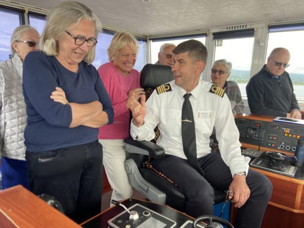 Ein Besuch beim Kapitän samt Einführung in Donau-Navigation.