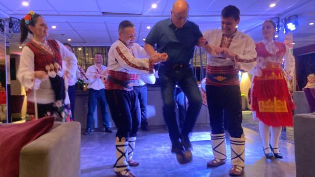 Menschen beim Bordprogramm an der MS Nestroy am Abend.
