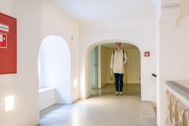 Ein Durchgang im Zwischengeschoß. Der Rundbogen ist so niedrig, dass der gerade stehende, 1.90 Meter große Redakteur sich den Kopf anhauen würde.
