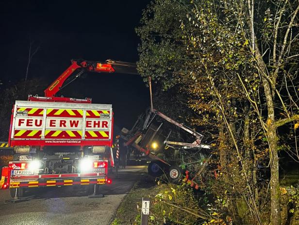 NÖ: Traktor landete im Bach, Fahrer blieb im Rausch in Kabine sitzen