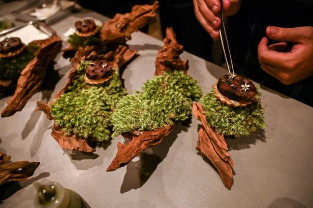 Ein Gericht wird im Restaurant Gaggan in Bangkok mit einer Pinzette dekoriert.