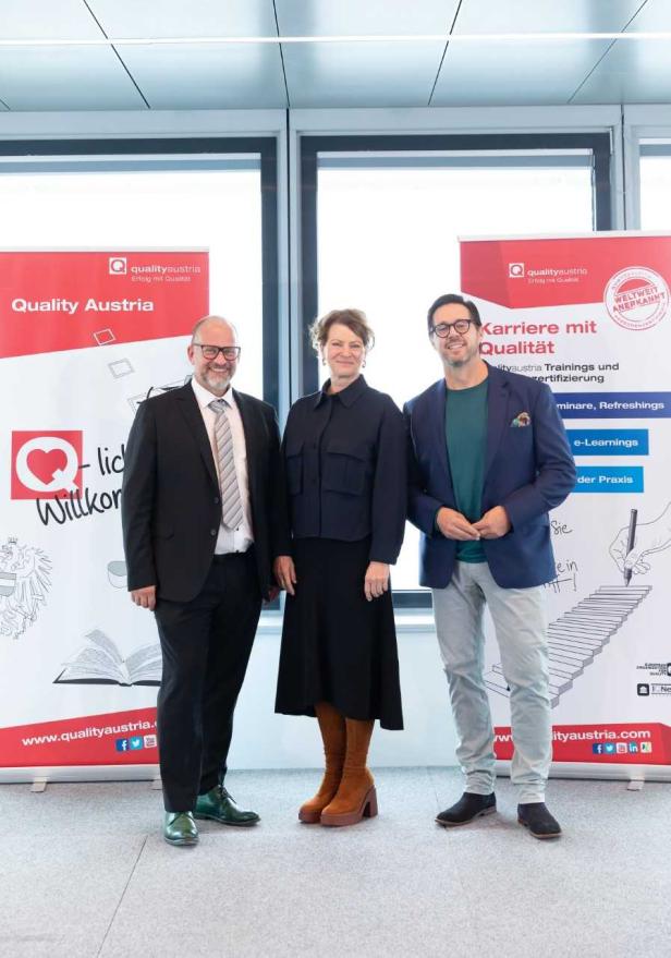 Hanni Rützler mit Kollegen und Moderator beim Lebensmittelforum von Quality Austria.