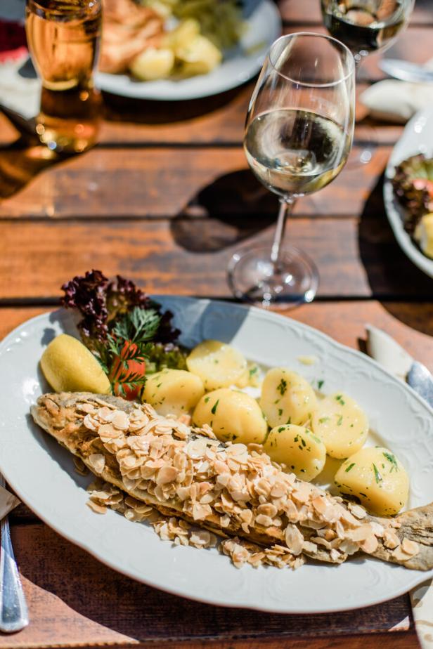 Ein Saibling mit Mandelkruste und Petersilerdäpfel.