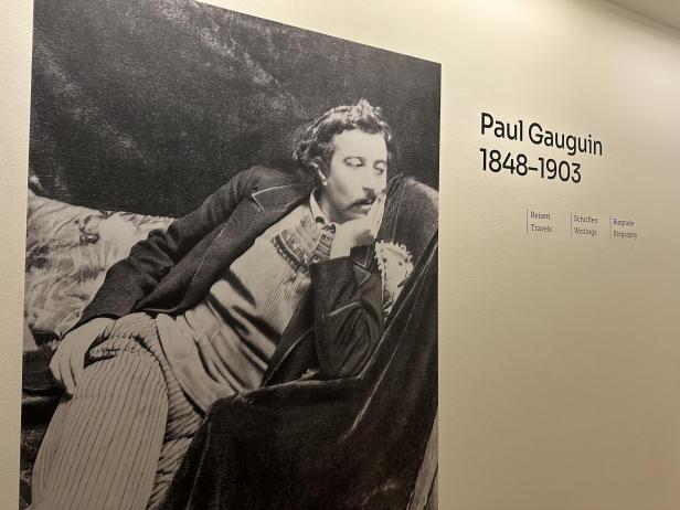 Ein Schwarz-Weiß-Bild eines Mannes. Daneben steht der Name "Paul Gauguin", 1848-1903.