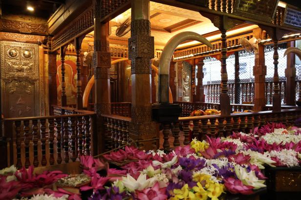 Blumenopfer vor der Pagode im buddhistischen Zahntempel in Kandy in Sri Lanka