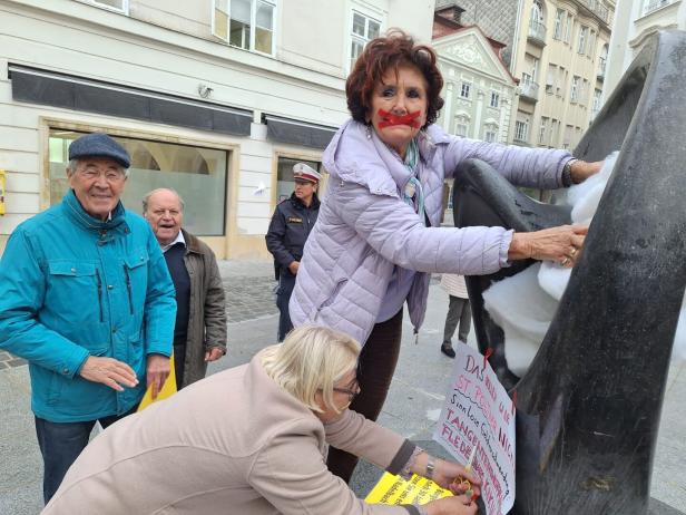 Bürgerplattform entlädt Ärger vor St. Pöltner Rathaus