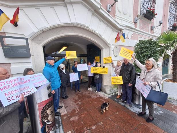 Bürgerplattform entlädt Ärger vor St. Pöltner Rathaus