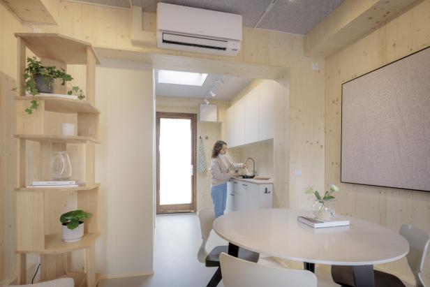 Innovatives Recycling: Windradgondel zum Tiny House umgebaut